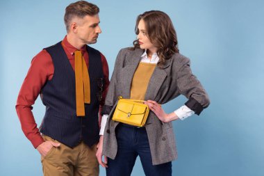 güzel moda kaç formal giyim poz izole mavi iken birbirine bakarak içinde