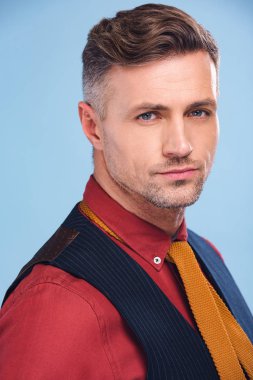 formal giyim mavi izole kamera bakarak yakışıklı şık adam portresi