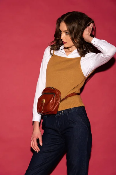 Hermosa Mujer Ropa Formal Posando Mirando Hacia Otro Lado Sobre — Foto de Stock