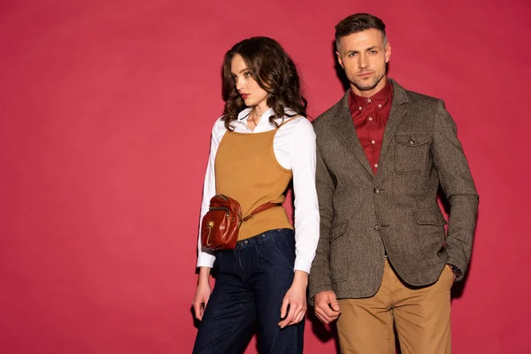 Schöne Modische Paar Formaler Kleidung Posiert Auf Rotem Hintergrund Mit — Stockfoto