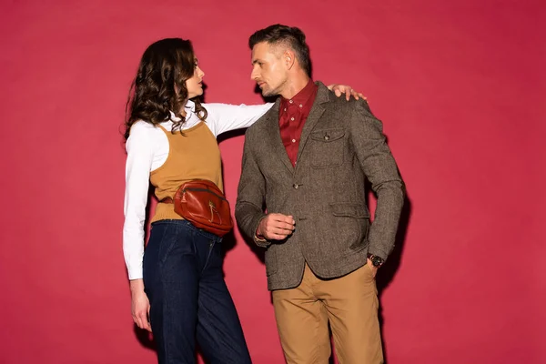 Beau Couple Mode Tenue Formelle Regardant Posant Sur Fond Rouge — Photo