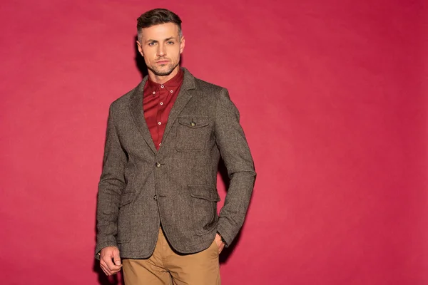 Selbstbewusster Stilvoller Mann Formaler Kleidung Der Auf Rotem Hintergrund Mit — Stockfoto
