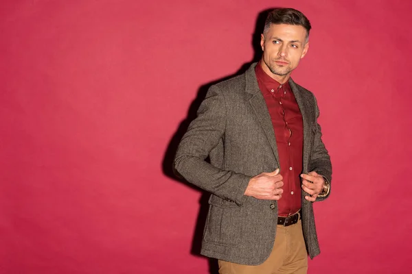 Stilvoller Mann Formaler Kleidung Anpassungsjacke Auf Rotem Hintergrund — Stockfoto