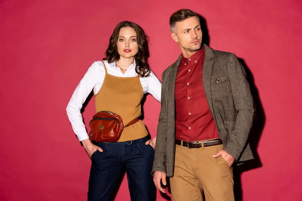 Schönes Stylisches Paar Formaler Kleidung Posiert Auf Rotem Hintergrund — Stockfoto