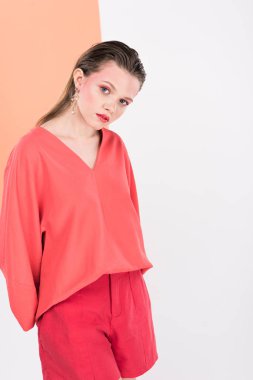 güzel moda kız yaşam mercan ve arka plan üzerinde kopya alanı ile poz