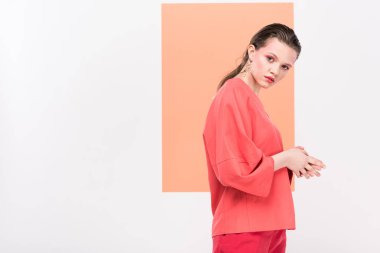 güzel moda kız poz ve kameraya kopya alanı ve yaşam mercan ile arka plan üzerinde seyir