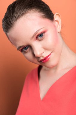 kameraya yaşayan güzel şık kız portresi mercan arka plan