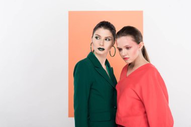güzel moda genç kadın kopya alanı ve arka plan üzerinde yaşam mercan ile poz