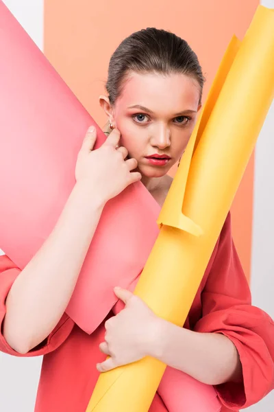 Mooi Meisje Holding Papierrollen Poseren Met Levende Koraal Achtergrond — Stockfoto