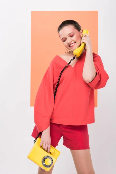 Усміхнена Стильна Дівчина Говорить Ретро Телефоні Позує Живим Коралом Фоні — стокове фото