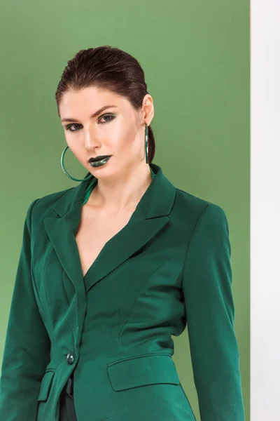 Hermosa Mujer Moda Ropa Formal Mirando Cámara Posando Con Verde —  Fotos de Stock