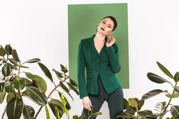 Hermosa Mujer Elegante Posando Con Plantas Verde Mar Fondo —  Fotos de Stock