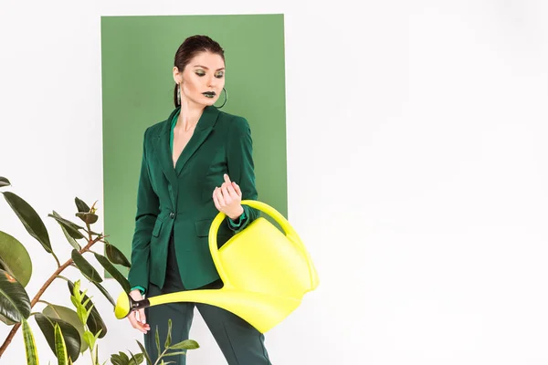 Hermosa Mujer Elegante Sosteniendo Regadera Posando Con Verde Marino Plantas — Foto de Stock