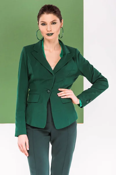 Femeie Frumoasă Modă Mână Șold Uzură Formală Pozând Verde Mare — Fotografie, imagine de stoc
