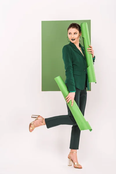 Hermosa Mujer Elegante Sosteniendo Rollos Papel Posando Con Verde Marino — Foto de Stock