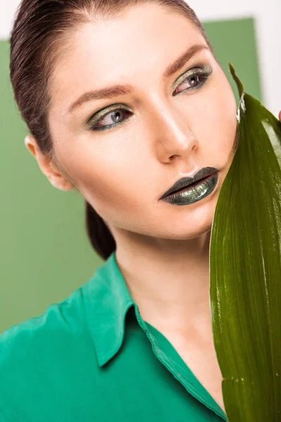 Portrait Beautiful Stylish Woman Holding Leaf Posing Sea Green Background — Stock Photo, Image