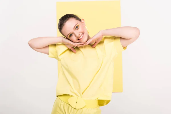 Menina Elegante Feliz Olhando Para Câmera Posig Com Ribalta Fundo — Fotografia de Stock