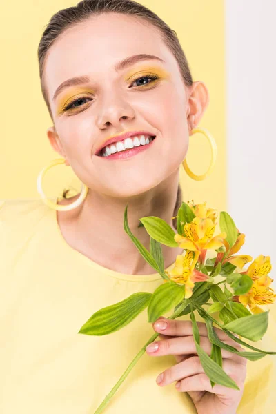 Sorrindo Menina Elegante Com Flores Olhando Para Câmera Com Ribalta — Fotografia de Stock