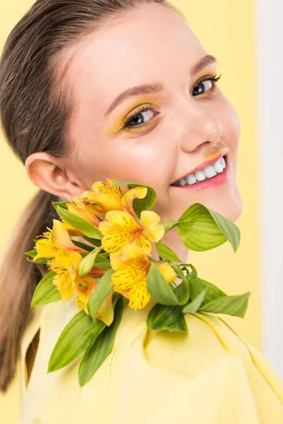 Leende Snygg Tjej Med Blommor Tittar Kameran Med Rampljuset Bakgrunden — Stockfoto