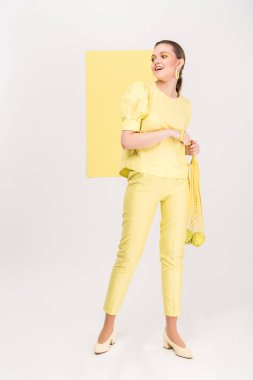 dize elma ile arka plan üzerinde ilgi odağı ile poz ise ihale gülümseyen şık kız