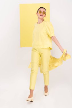 güzel moda kız arka plan üzerinde ilgi odağı ile poz güneş gözlüğü