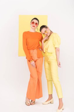 arka plan üzerinde ilgi odağı ile poz güneş gözlüğü güzel moda kızlar