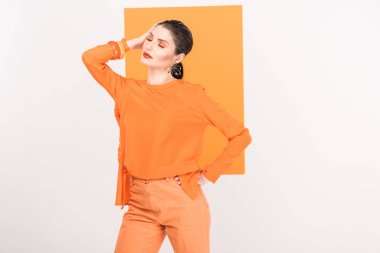 arka plan üzerinde zerdeçal ile poz güzel moda kadın gözleri kapalı