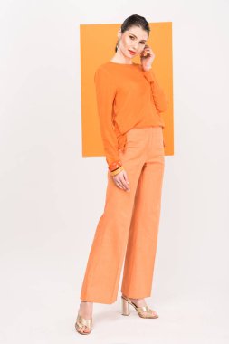 kameraya bakarak ve arka plan üzerinde zerdeçal ile poz güzel moda kadın