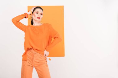 kopya alanı ve arka plan üzerinde zerdeçal ile poz güzel moda kadın