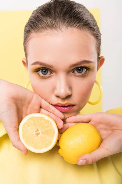 Vacker Elegant Flicka Holding Citroner Tittar Kameran Och Poserar Med — Stockfoto