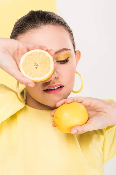 Selective Focus Beautiful Stylish Girl Holding Lemons Posing Limelight Background — Stock Photo, Image