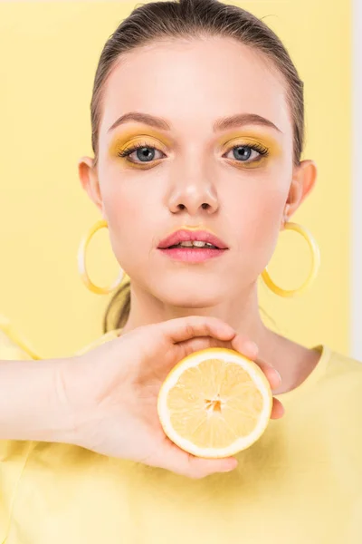 Güzel Şık Kız Holding Limon Kameraya Bakarak Poz Ilgi Odağı — Stok fotoğraf