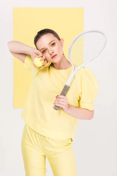 Vacker Elegant Flicka Med Tennisracket Och Boll Tittar Kameran Medan — Stockfoto