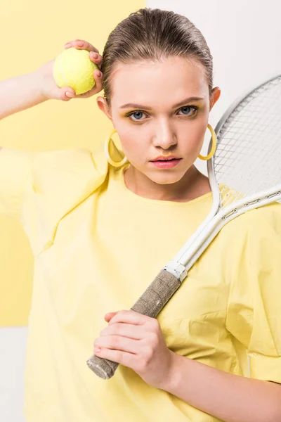 テニス ラケットとボールを背景に脚光を浴びるとポーズをしながらカメラを見て美しいスタイリッシュな女の子 — ストック写真