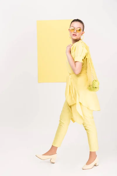 Attraktives Stylisches Mädchen Mit Sonnenbrille Das Eine Tasche Mit Äpfeln — Stockfoto