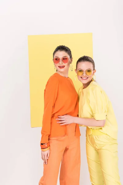 Meninas Elegantes Sorridentes Bonitas Óculos Sol Posando Com Ribalta Fundo — Fotografia de Stock