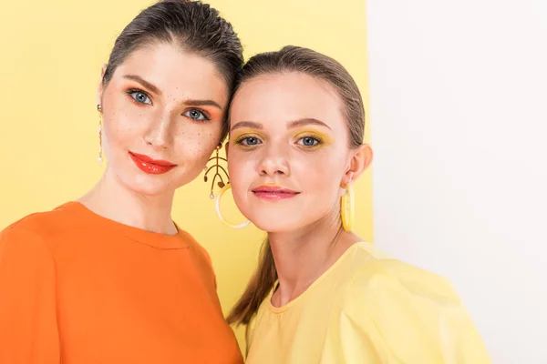 Meninas Elegantes Atraentes Olhando Para Câmera Posando Com Holofotes Fundo — Fotografia de Stock