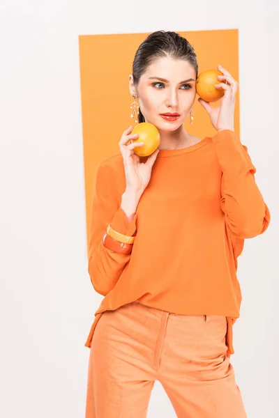 Όμορφη Κομψή Γυναίκα Κρατώντας Πορτοκάλια Αποστρέφεις Βλέμμα Και Ποζάρει Κουρκούμη — Φωτογραφία Αρχείου