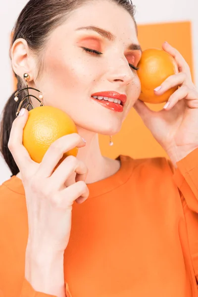 Belle Femme Élégante Avec Les Yeux Fermés Tenant Des Oranges — Photo