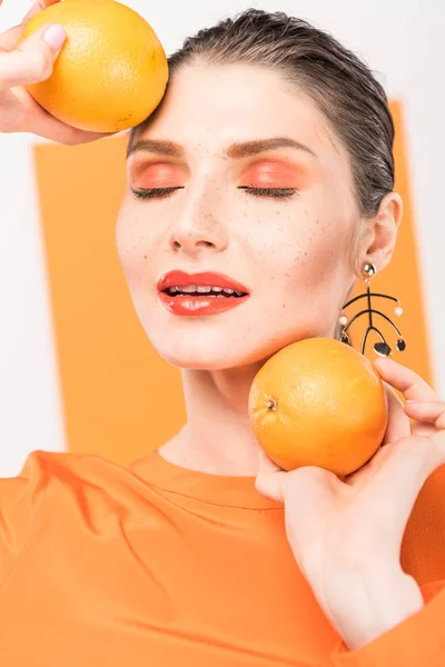 Belle Femme Élégante Avec Les Yeux Fermés Tenant Des Oranges — Photo