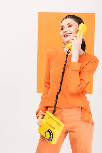 Modieuze Lachende Vrouw Praten Retro Telefoon Poseren Met Kurkuma Achtergrond — Stockfoto