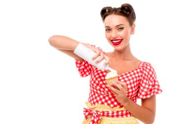 Uygulama kız güzel PIN cupcake ve üzerinde beyaz izole kamera bakarak krem şanti