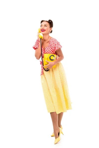 Pięknym Pin Girl Rozmawia Vintage Żółty Telefon Stojąc Wysokich Obcasach — Zdjęcie stockowe