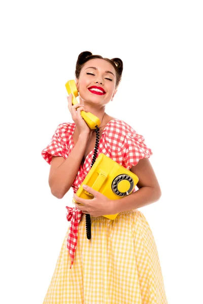 Улыбающаяся Счастливая Девушка Разговаривает Старинному Жёлтому Телефону — стоковое фото