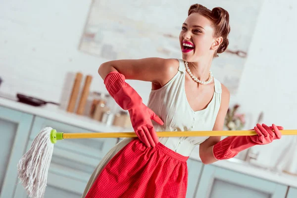 Alegre Pin Girl Delantal Rojo Guantes Goma Bailando Con Fregona — Foto de Stock