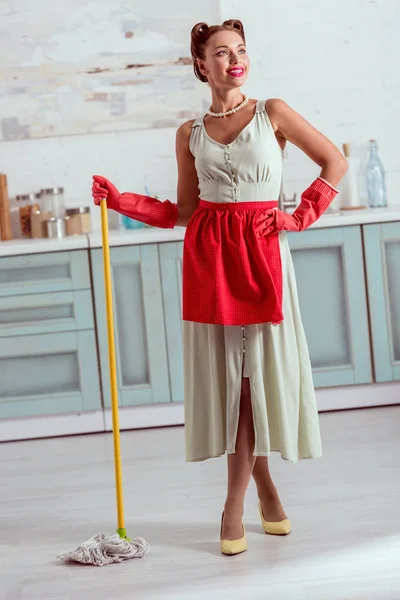 Menina Pin Bonita Avental Vermelho Luvas Borracha Vermelha Com Esfregona — Fotografia de Stock