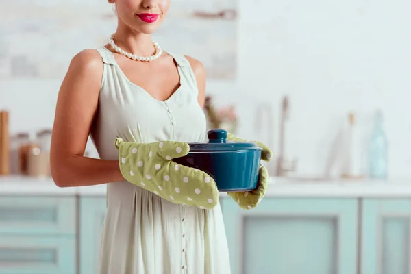 Elegante Pin Ragazza Che Tiene Pentola Con Guanti Cucina — Foto Stock