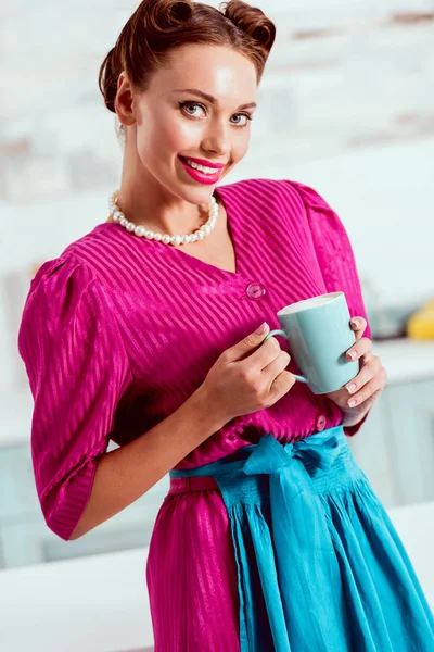 Attractive Pin Girl Crimson Dress Blue Apron Holding Coffee Cup — Stock Photo, Image