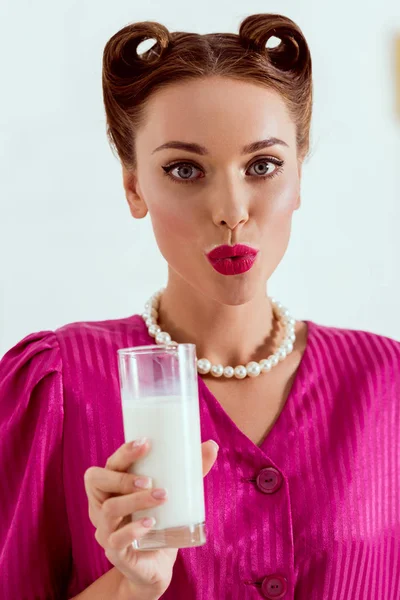美丽的别针的女孩与牛奶染色的嘴唇举行了一杯牛奶 看着相机 — 图库照片