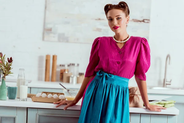 Menina Pin Elegante Vestido Carmesim Avental Azul Perto Mesa Cozinha — Fotografia de Stock